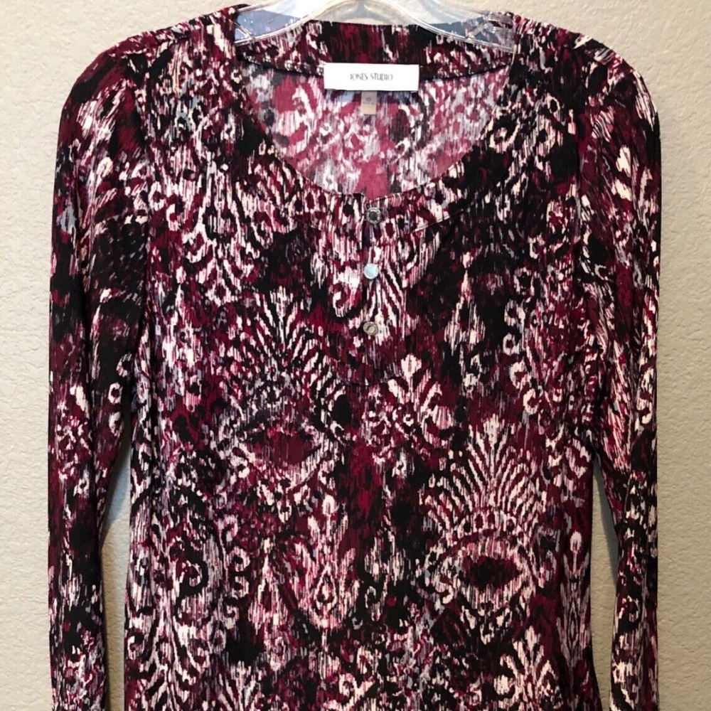 Women's Jones Studio Burgundy Buttoned Scoop Neck 3/4 Sleeve Top Size XS